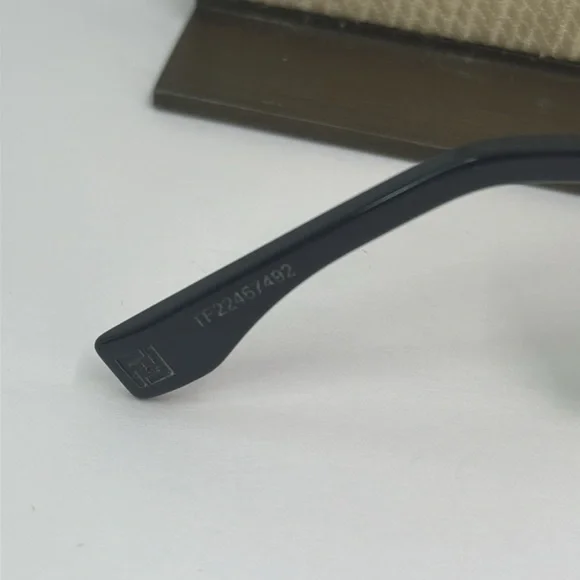 New Authentic Fendi Brown Pilot Unisex Sunglasses FE40080U 30E 65. - Picture 13 of 16